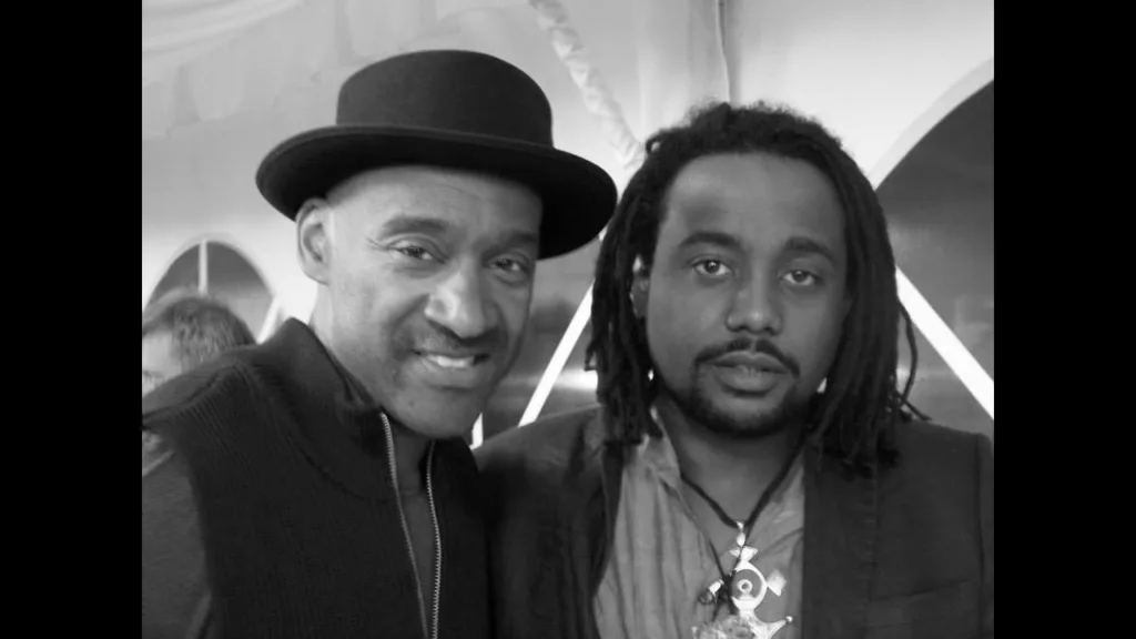 coach-musical-en-ligne, Johann Berby, coach musical en ligne, en concert avec Marcus Miller et Trilok Gurtu expliquant le groove à 120 BPM